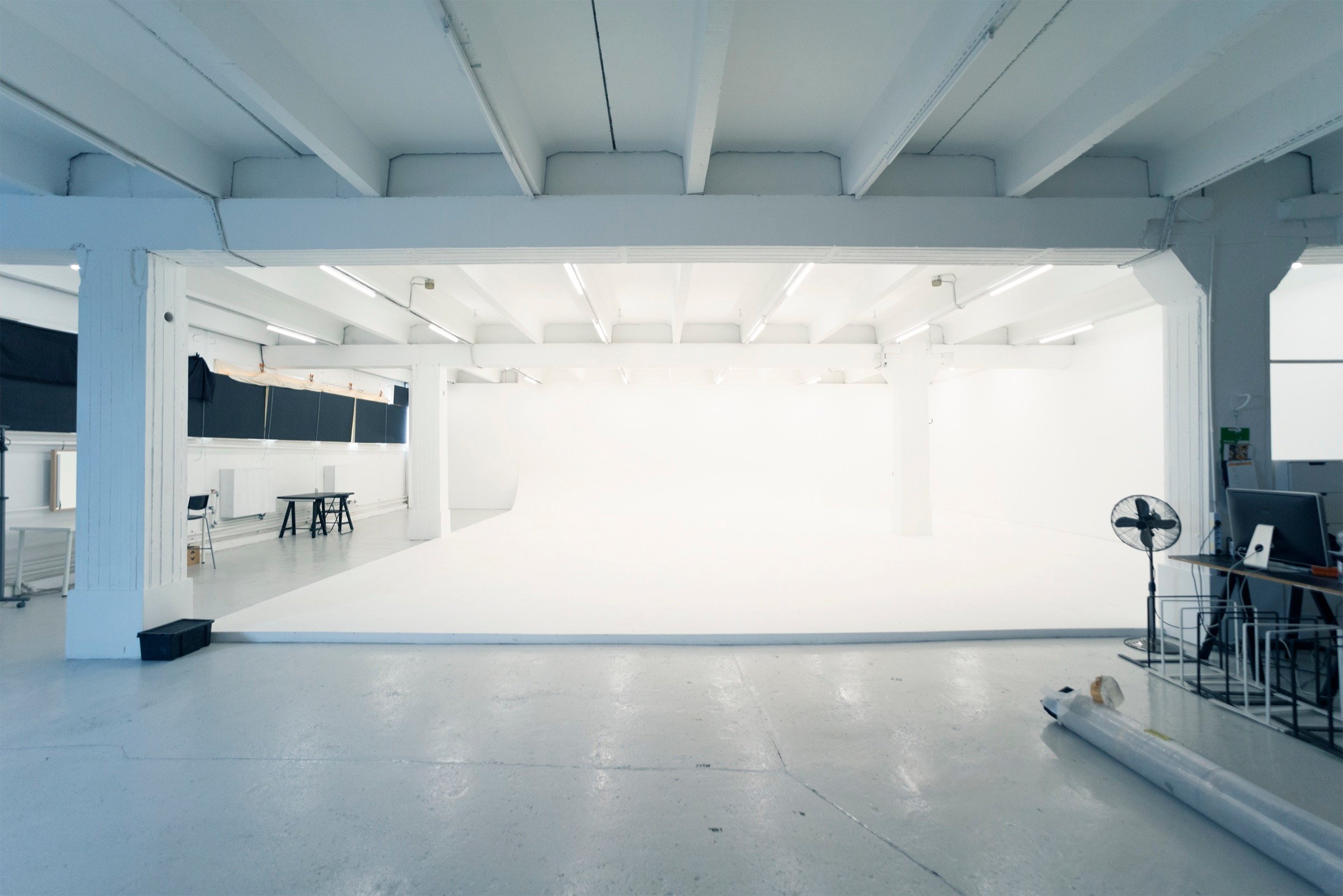 Picturepool Studios studio — wide interior view with black blackout curtains and infinity cove